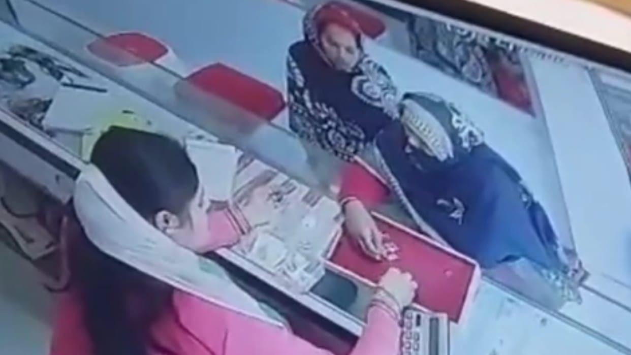 thief took jewelery on pretext of seeing incident captured in CCTV camera