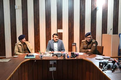 बदमाशों की गिरफ्तारी के बाद जानकारी देती पुलिस