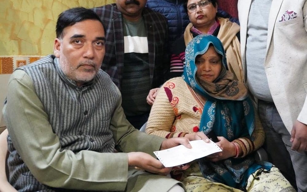 Checks of Rs 1 crore each handed over to the families of three Corona warriors