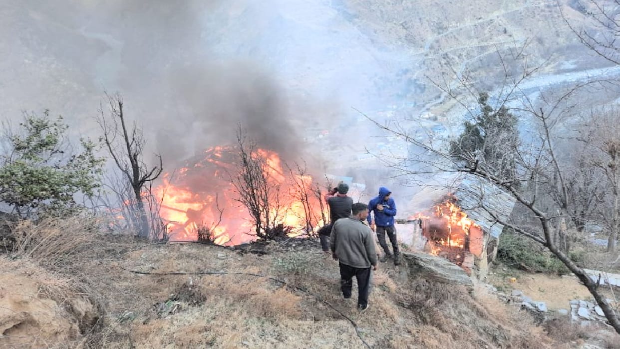 fire broke out in holi chamba, 13 rooms of two three-storey house burnt to ashes