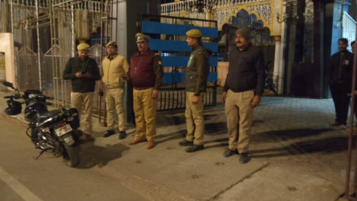 accountant gave information about 2.63 lakh loot then said that money fell In Gorakhpur