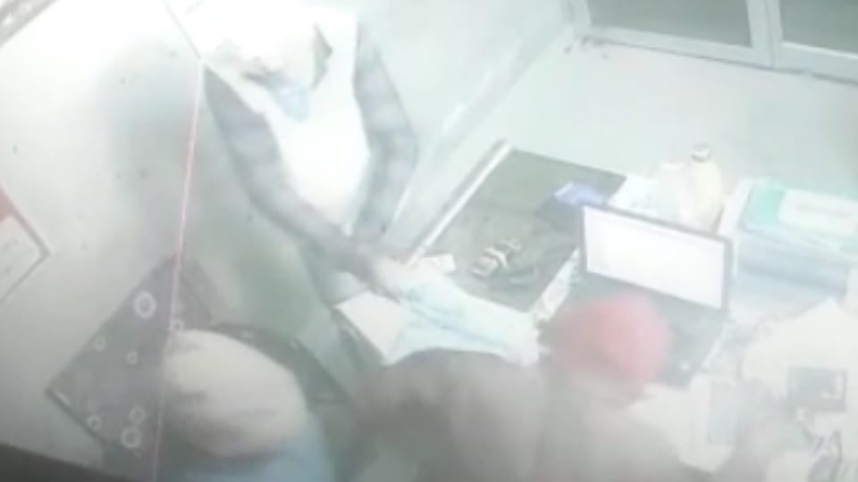 Attack on director of customer service center of Punjab National Bank and snatching cash in Ranian of Sirsa