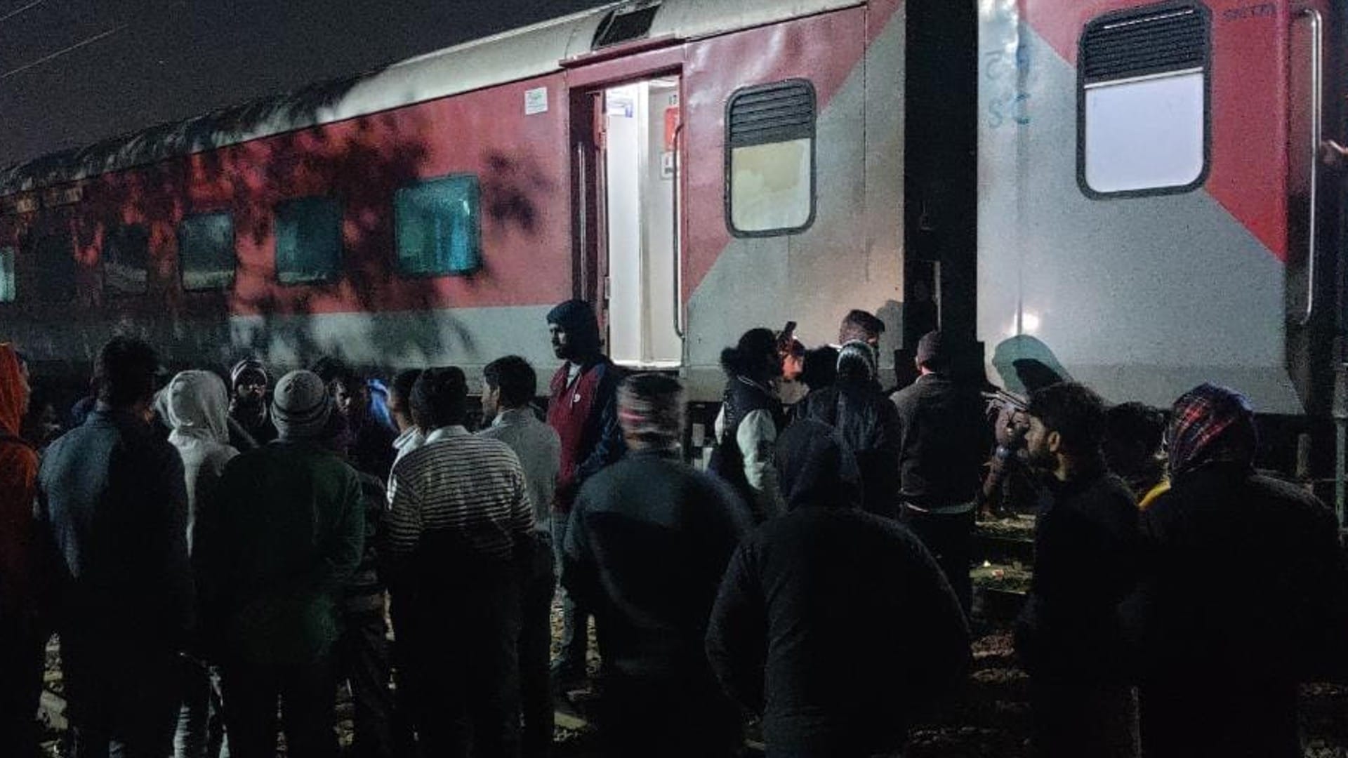 हादसे के बाद ट्रेन से उतरे यात्री