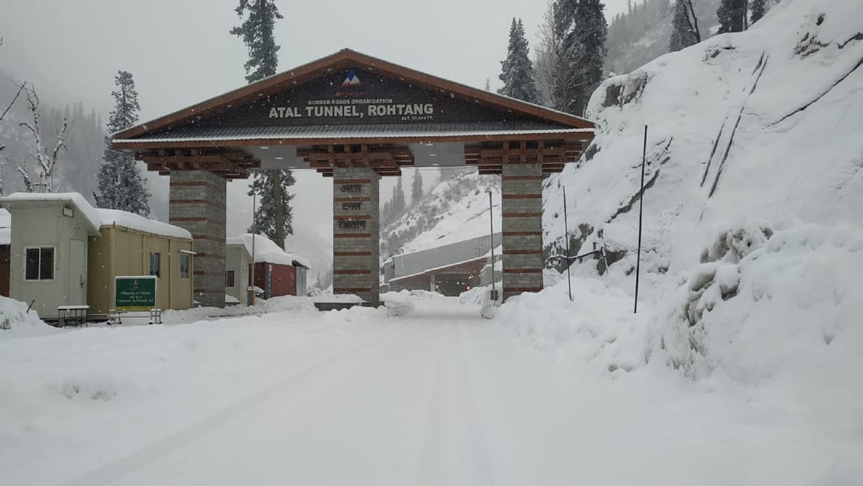 Heavy snowfall at many places in Manali and Solang Nala, Atal Tunnel closed again for traffic