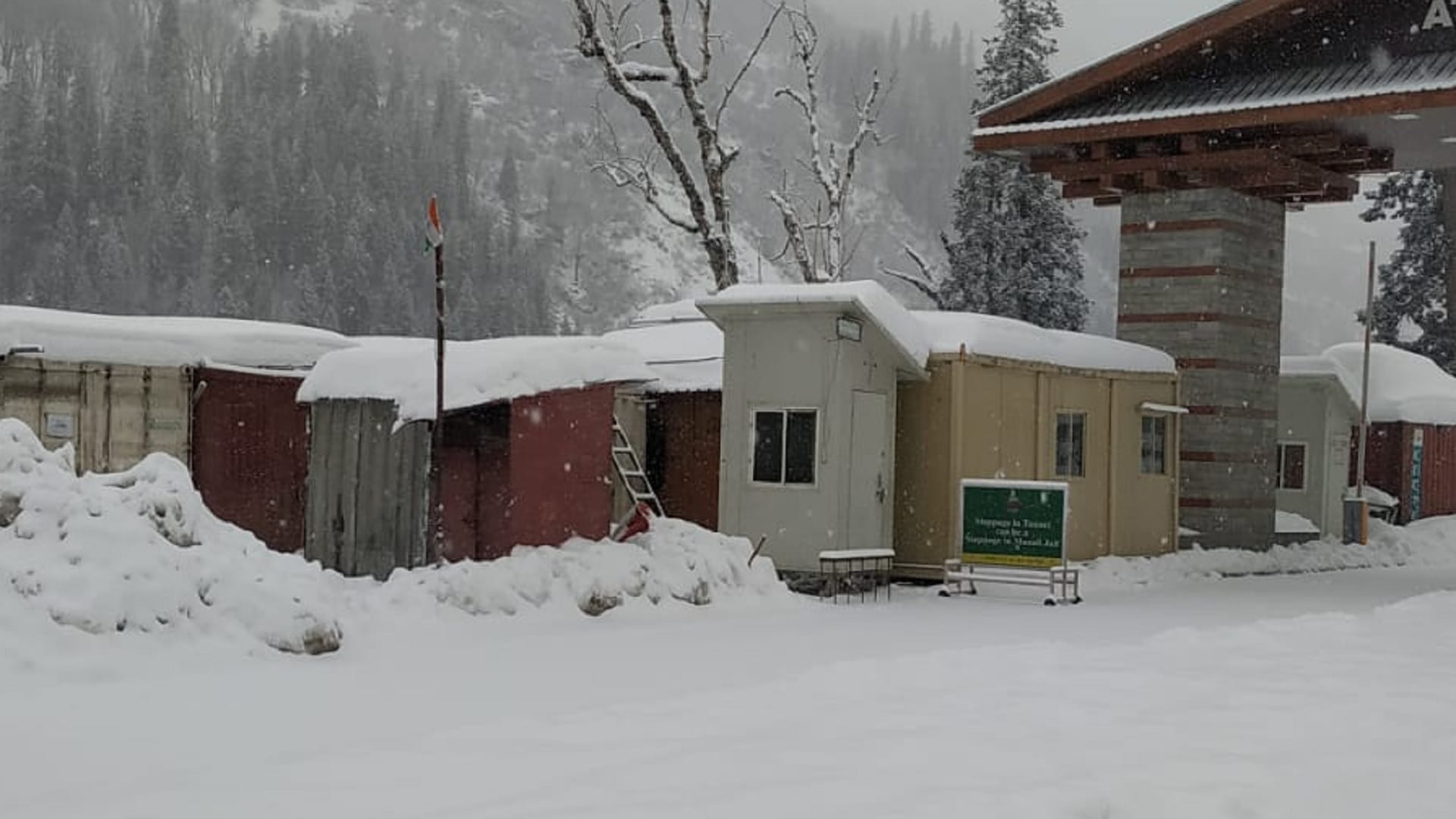 Heavy snowfall at many places in Manali and Solang Nala, Atal Tunnel closed again for traffic