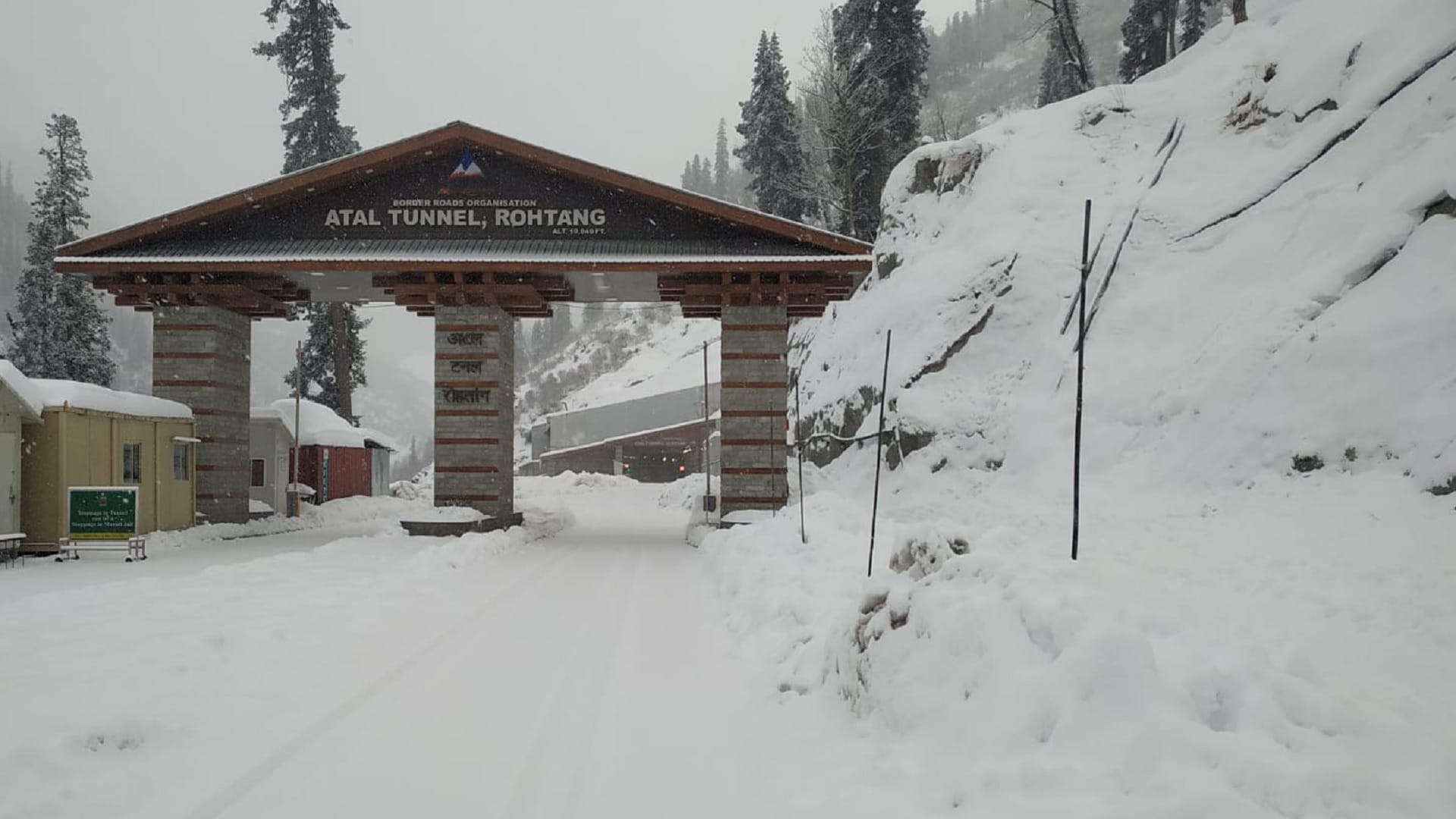 Heavy snowfall at many places in Manali and Solang Nala, Atal Tunnel closed again for traffic