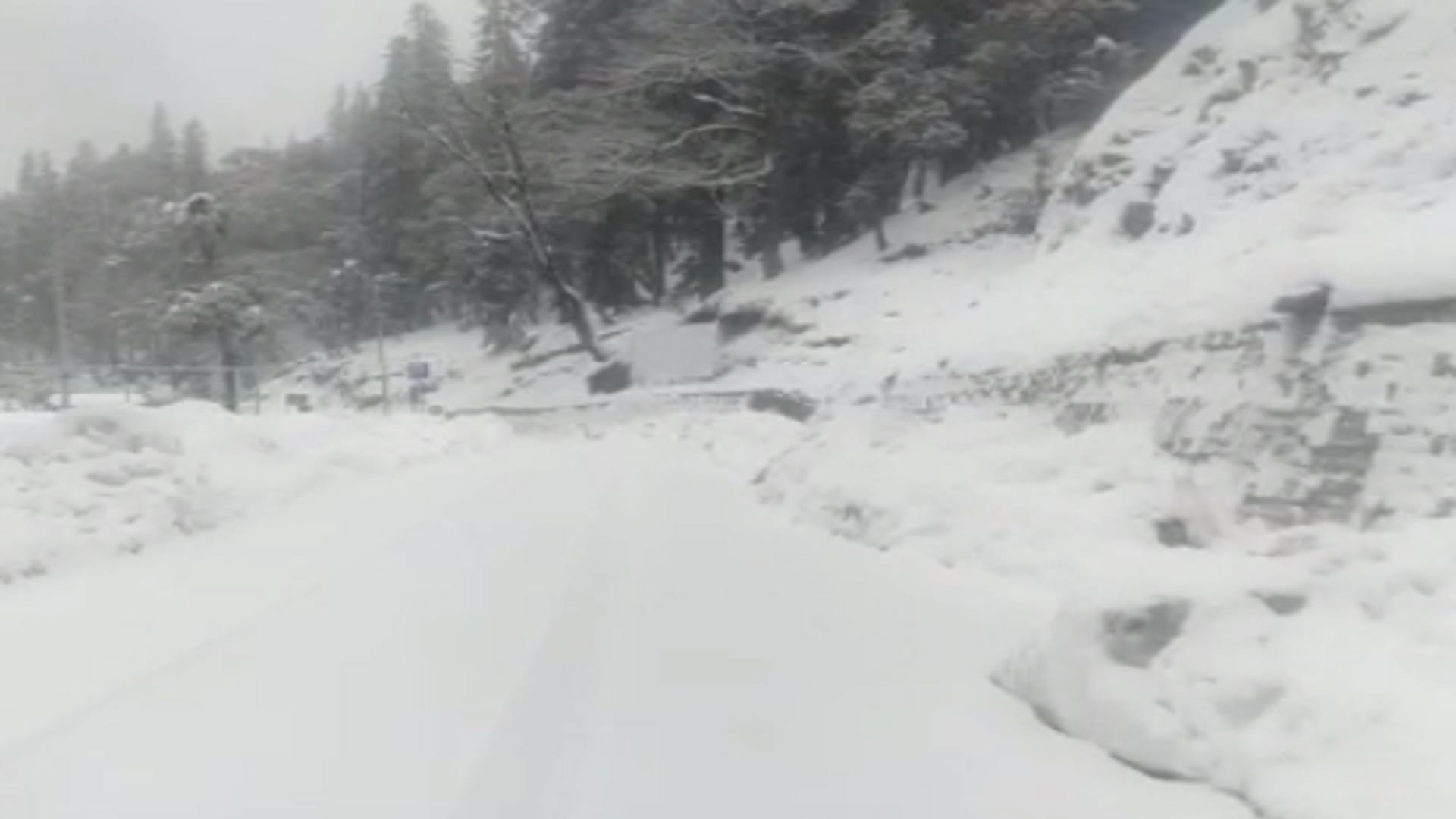 Heavy snowfall at many places in Manali and Solang Nala, Atal Tunnel closed again for traffic