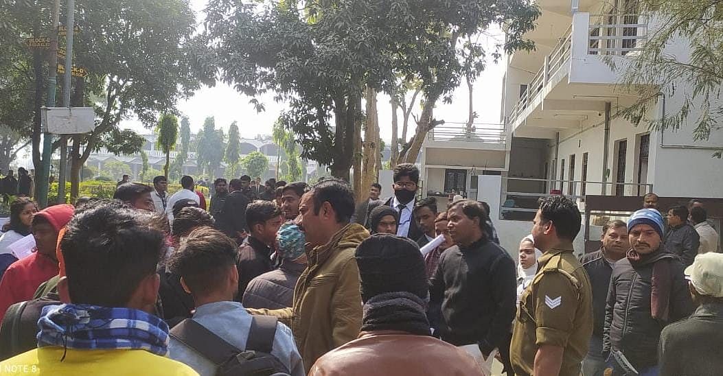 कोइलहा स्थित शहीद कैप्टन विजय प्रकाश महाविद्यालय में हंगामा करते एलएलबी के छात्र