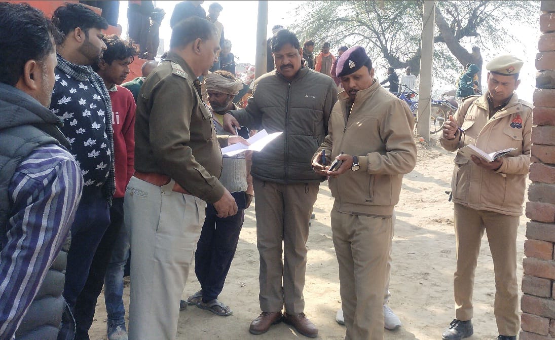 Dead body of a middle aged man found lying on Kishni road in auraiya