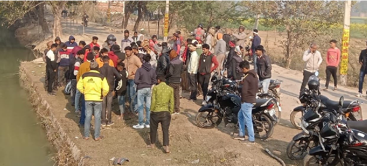 Bike rider brother in law fell in a minor in Auraiya, body found trapped in a siphon