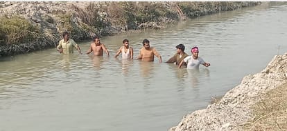 Bike rider brother in law fell in a minor in Auraiya, body found trapped in a siphon