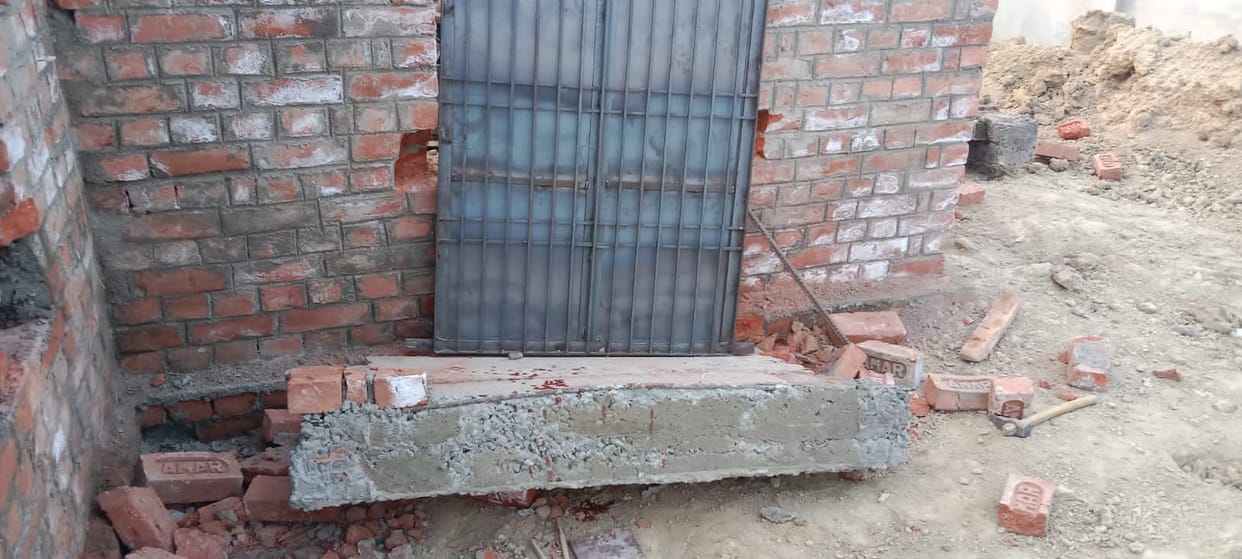 Four laborers buried under debris after balcony collapse, condition of two critical