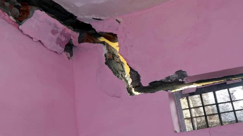 Joshimath Is Sinking Cracks in many houses of Pipalkoti due to all weather road work Uttarakhand news in hindi