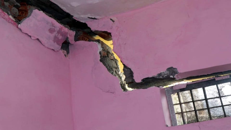 Joshimath Is Sinking Cracks in many houses of Pipalkoti due to all weather road work Uttarakhand news in hindi