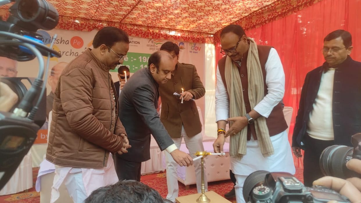 Deputy CM Brajesh Pathak arrived among the exam warriors, answered the questions, also ordered a sandwich