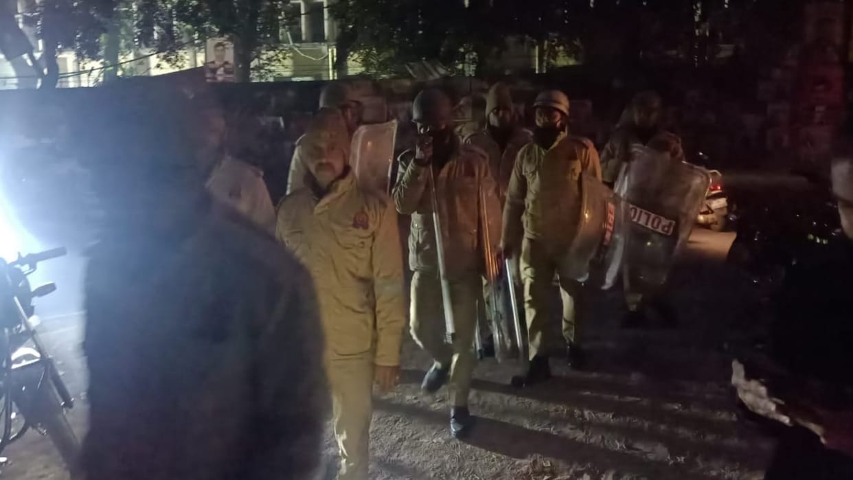 clash between a police woman and a lawyer in Lucknow.