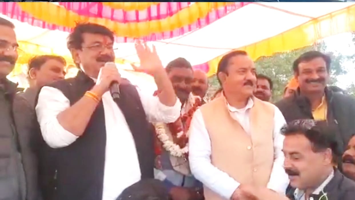 Minister Mahendra Singh Sisodia has advised Congressmen to come to BJP in a threatening manner.