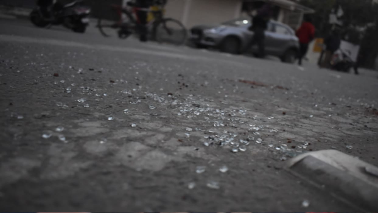 Meerut: Angry people vandalized vehicles after student murder in medical area and see photos