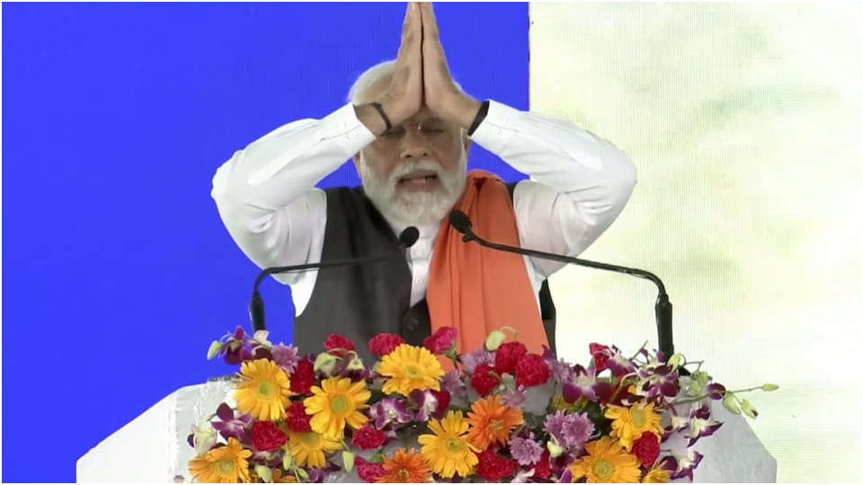 PM Narendra Modi Karnataka Mumbai visit today News and updates in Hindi