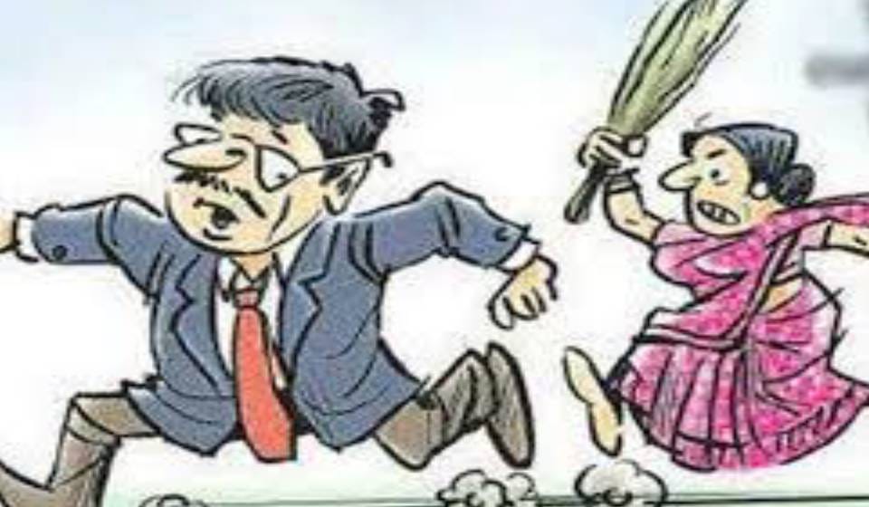 young man reached police station and requested to save said Tortured by his wife in Mainpuri