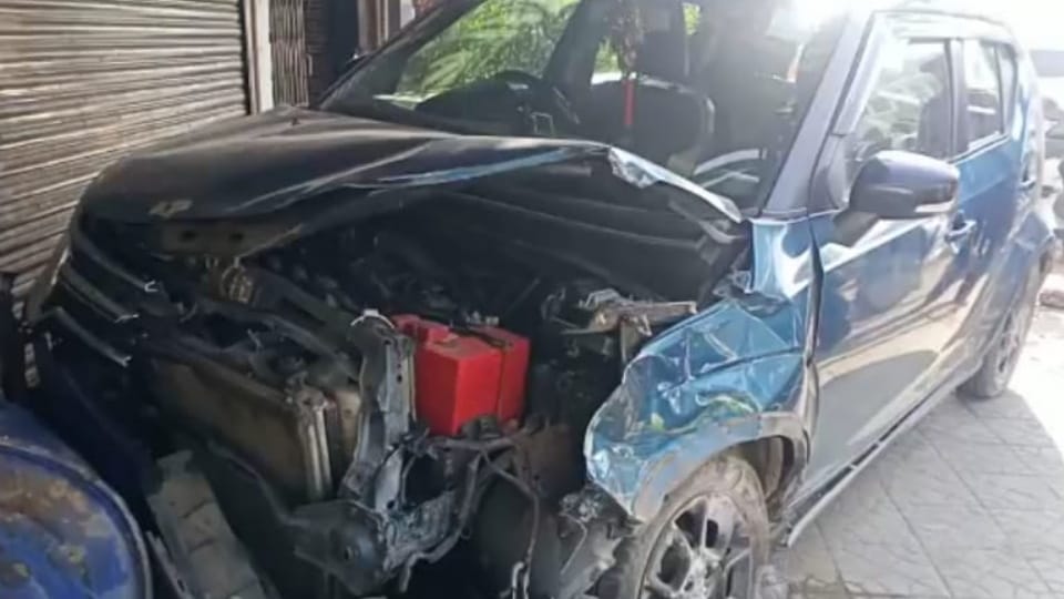 Two cars collided with shops in different accidents at Kapurthala