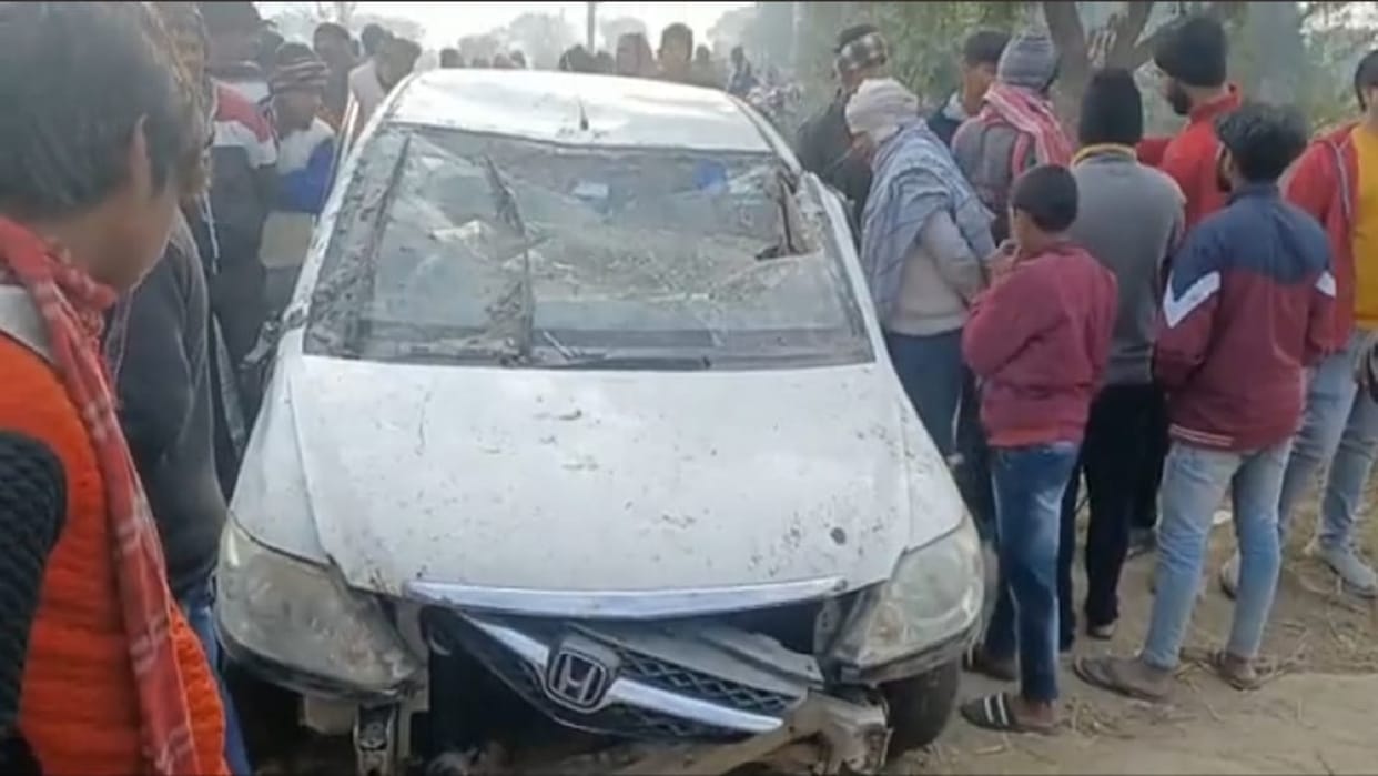 Big accident in Hapur, uncontrollable car fell into pond, four people died