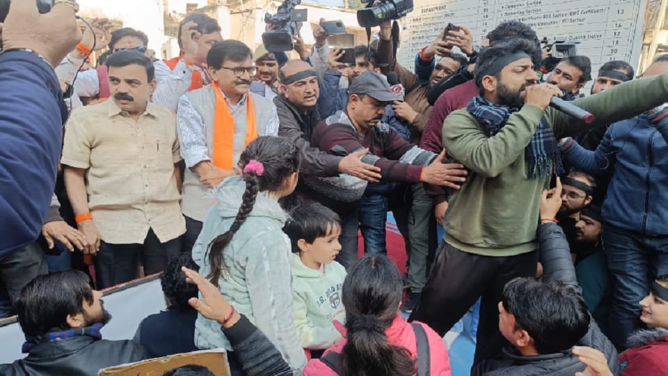 Jammu Kashmir: Shiv Sena leader Sanjay Raut reached the dharna of PM package employees