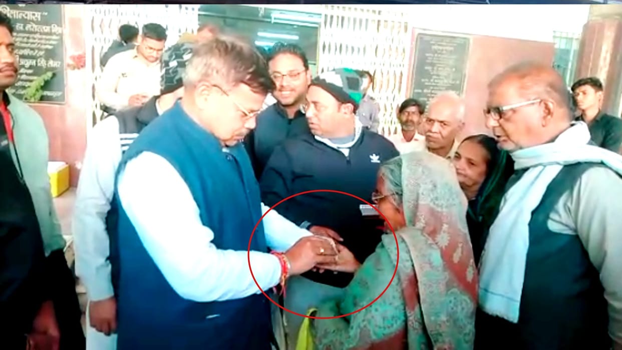 Energy Minister Tomar gave 200 rupees for breakfast to the old woman who reached with complaint