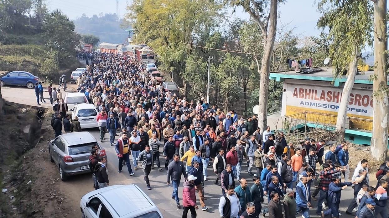 himachal news Truck operators 12 kilometer paidal march protest against Closure of Adani cement plants