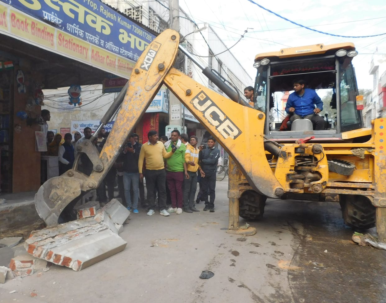 Team takes to streets to remove encroachments, ignores protests and seizes goods