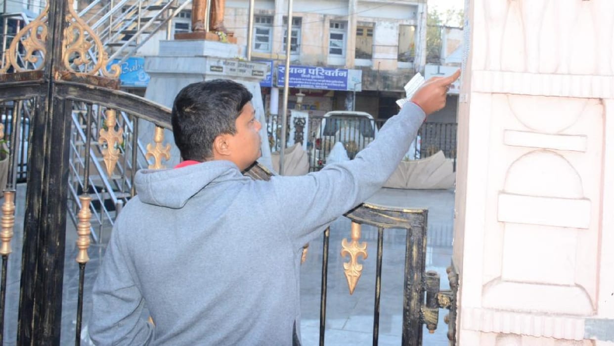 Corporation commissioner in Ujjain himself removed pamphlets pasted on the walls