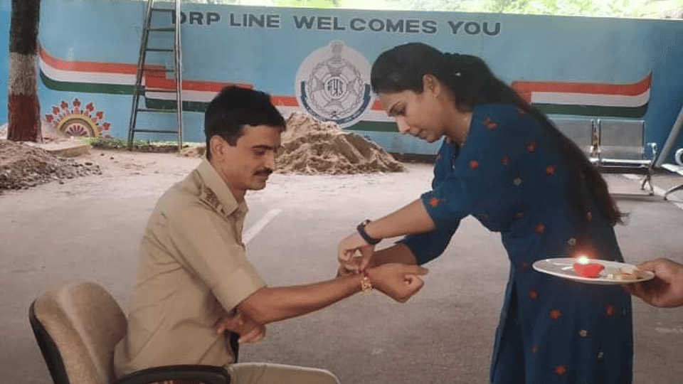 police officer uzma Khan on duty for pm Modi went into labor gave birth to a daughter