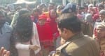 डीएसपी अमित भाटिया को घटनाक्रम की जानकारी देती महिला।