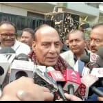 Prayagraj News :  राजनाथ सिंह, पत्रकारों से बातचीत करते हुए।