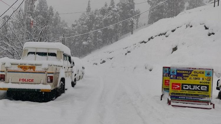 Snowfall in Himachal Pradesh: बर्फ की सफेद चादर से ढके पहाड़, मनाली-लेह नेशनल हाईवे बंद