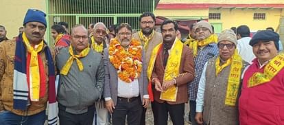 Hathras News: उमेश बने परशुराम शोभायात्रा के अध्यक्ष, मनोज बने संयोजक परशुराम शोभायात्रा के अध्यक्ष व अन्य पदाधिकारियों का स्वागत करते समाज के लोग