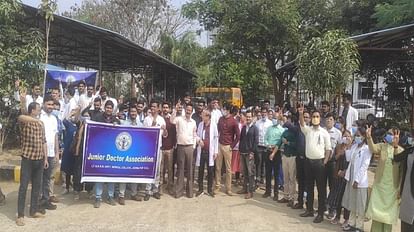 Jagdalpur: जूनियर डॉक्टरों की हड़ताल जारी, समर्थन में उतरा चिकित्सा शिक्षक संघ, हाथ में बांधी काली पट्टी जूनियर डॉक्टरों की हड़ताल जारी