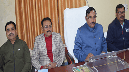 मलखम चैंपियनशिप की जानकारी देते कुलपति प्रो चंद्रशेखर