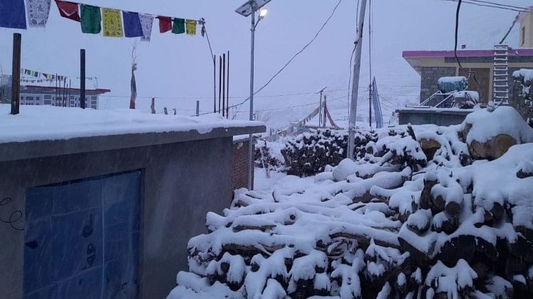 Himachal Snowfall: बर्फबारी से जनजीवन अस्त व्यस्त, तीन NH समेत 275 सड़कें बंद, 330 ट्रांसफार्मर ठप Snowfall in Himachal Pradesh traffic affected