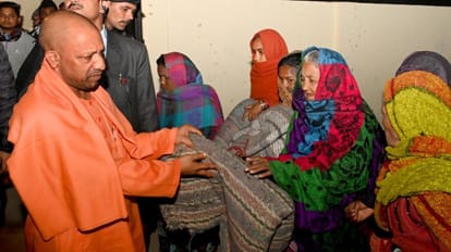 रात में काशी भ्रमण पर निकले CM Yogi