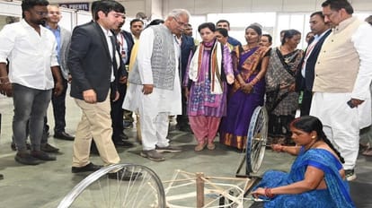 सूत कातती महिला