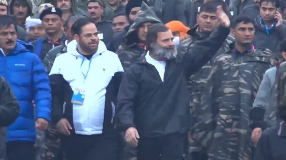 Bharat Jodo Yatra: Amidst the rain in Kathua, enthusiasm among the people, Rahul Gandhi wore a jacket