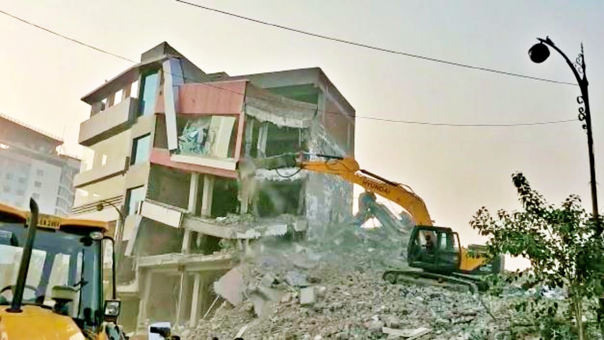 JDA runs bulldozer on five-storey building in Jaipur