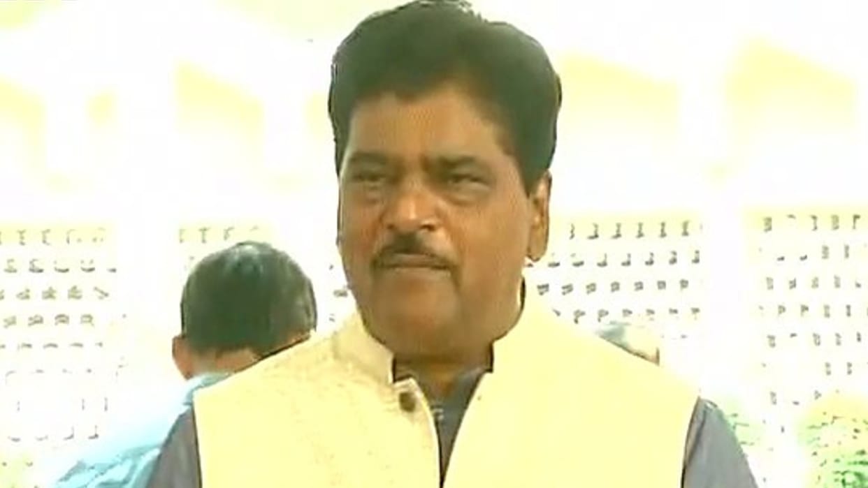 Maharashtra ex Health Minister Deepak Sawant injured in a car and truck accident