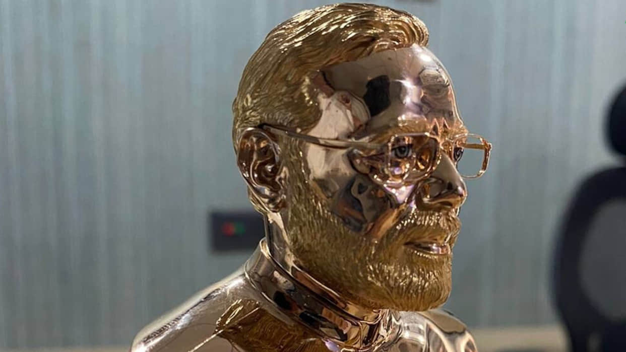 Gujrat jeweller carves PM Modis bust in gold to commemorate state poll victory