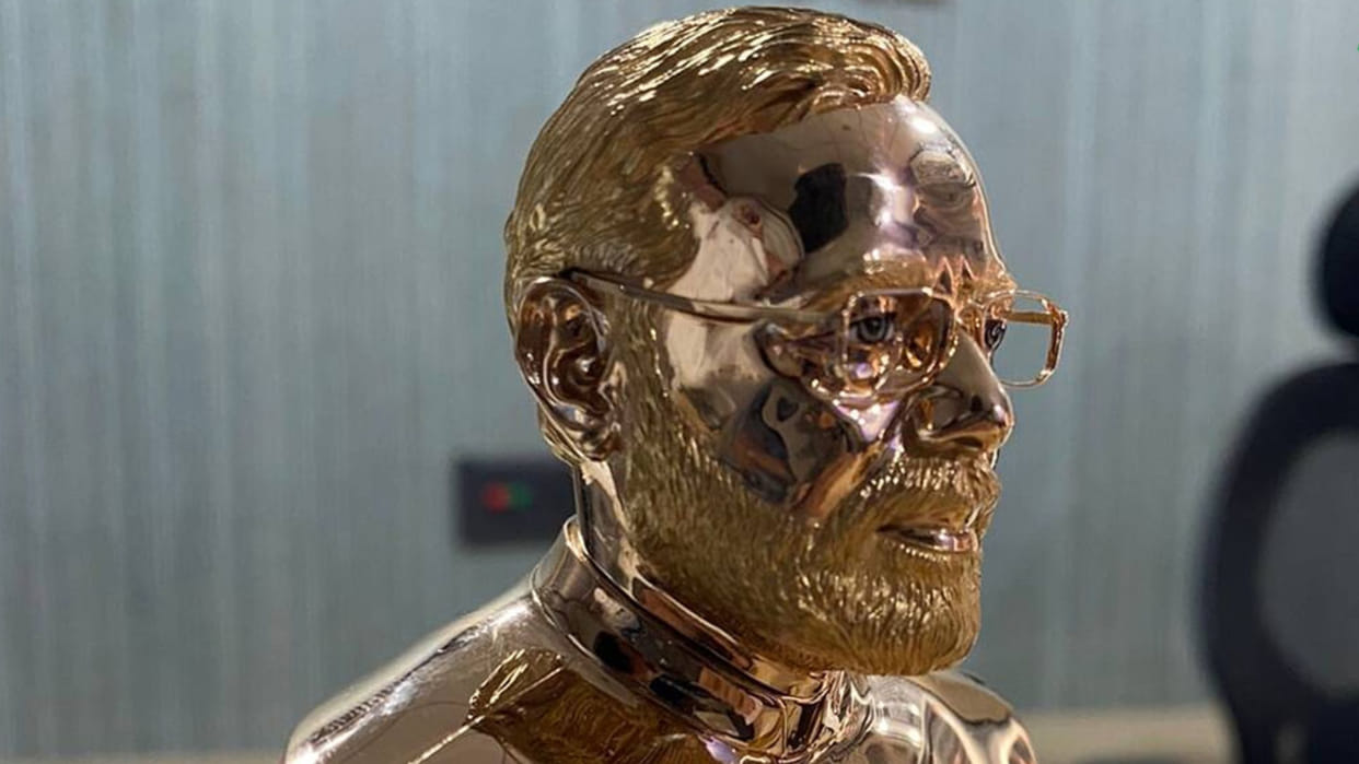 Gujrat jeweller carves PM Modis bust in gold to commemorate state poll victory
