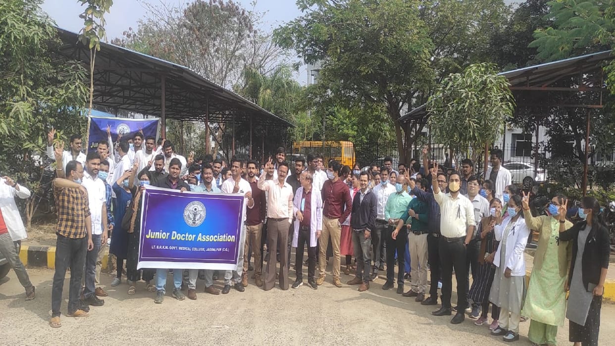 Bastar Hindi News Doctors strike continues in Jagdalpur