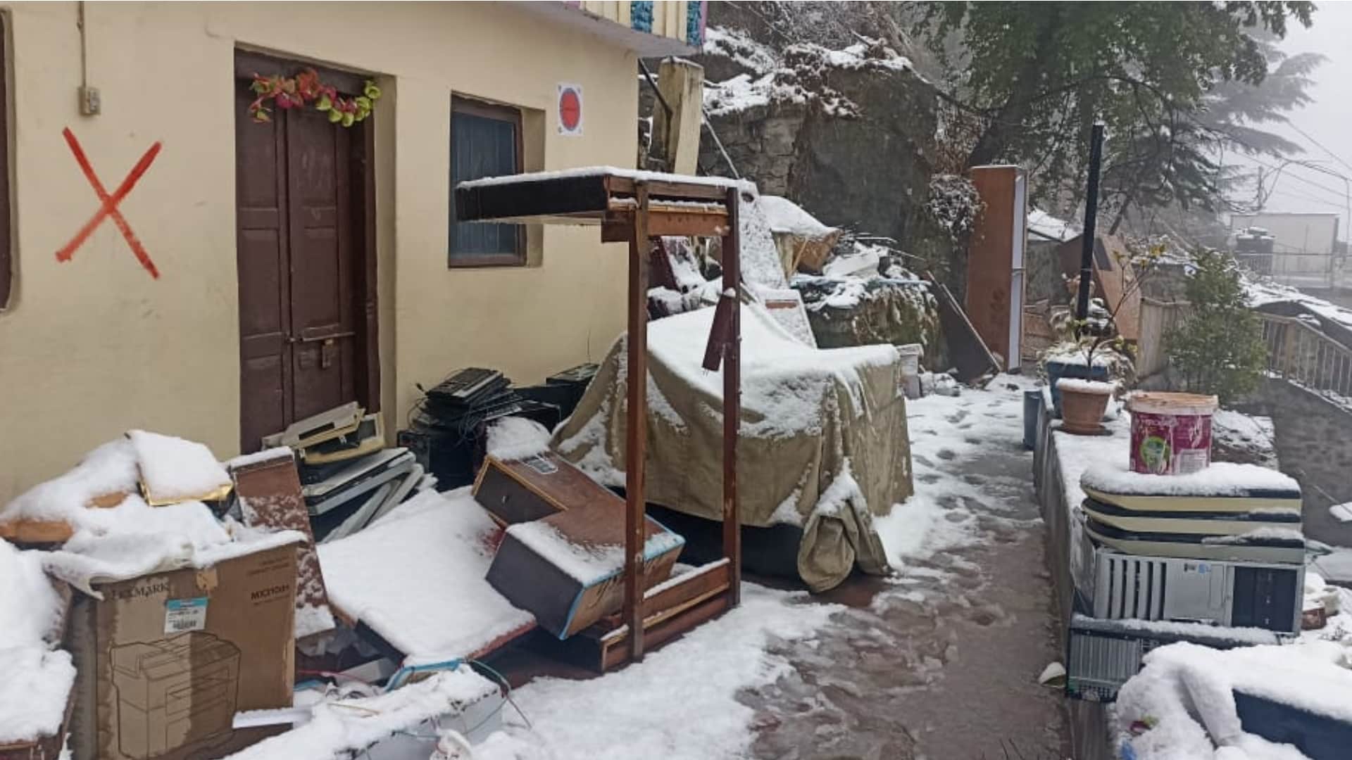 Joshimath Snowfall increased Cold weather 29 people in one hall of relief camp and only one heater
