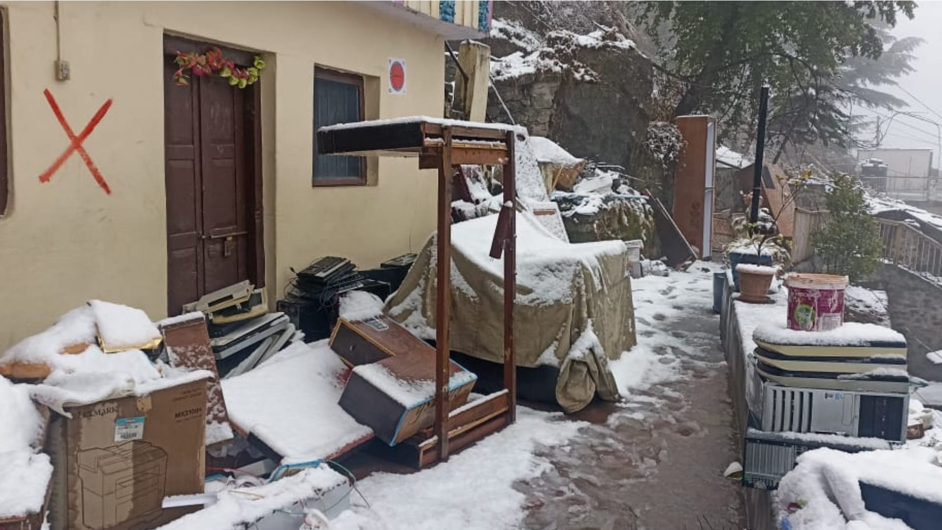 Joshimath Snowfall increased Cold weather 29 people in one hall of relief camp and only one heater