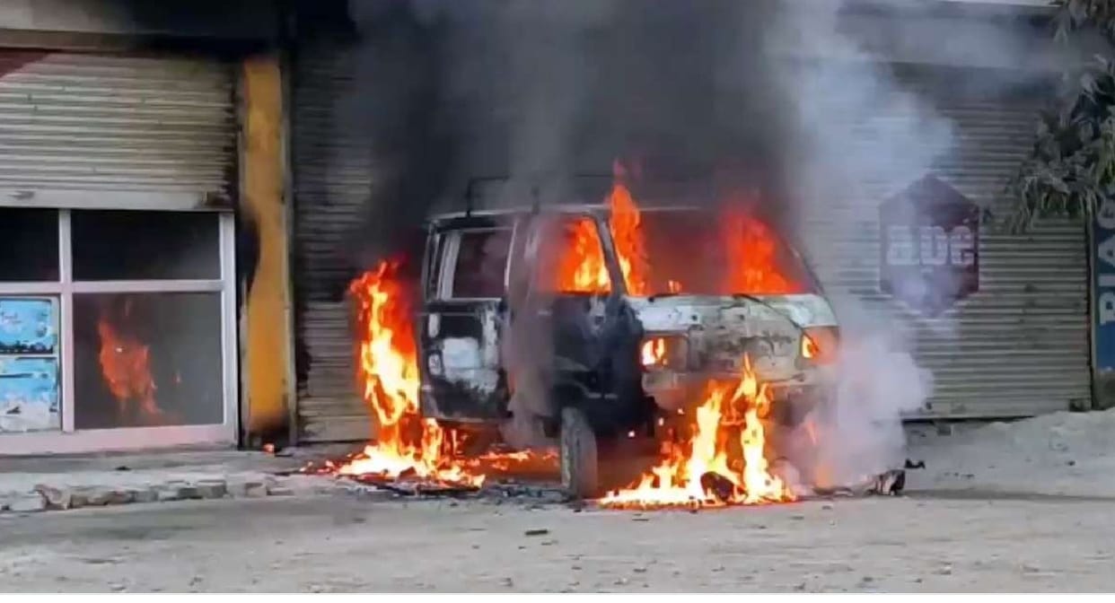 Van became a ball of fire in Mahoba, accident while refilling gas